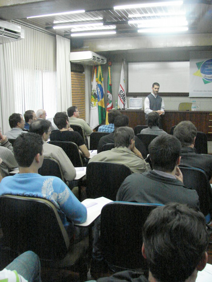 Dr Santiago Corujeira Gallo no auditório do Simecs 