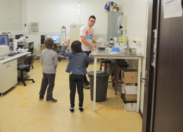 Crianças no Laboratório de Caracterização de Materiais. Foto: Verónica Savignano. 