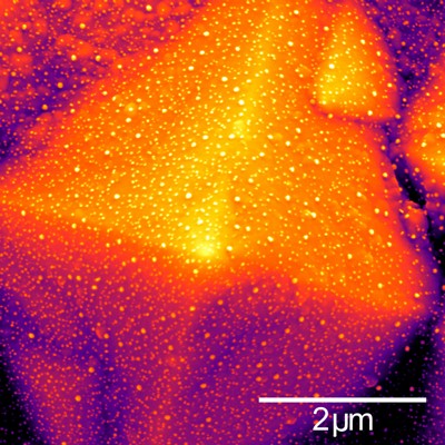 Imagem MEV de silcio texturizado com nanopartculas de Ag.