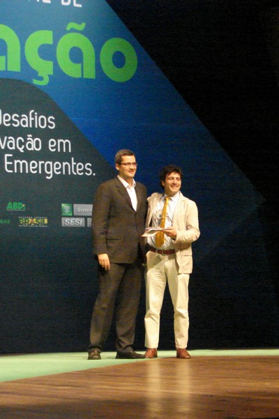 Gustavo Moreira, do SEBRAE RS, entregou o prêmio para Figueroa.