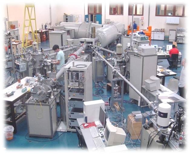 O acelerador Tandetron de 3 MV e as linhas de feixes de íons para análise de materiais. 