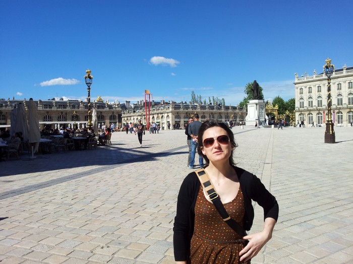 Márcia Freislebem na Place Stanislas de Nancy (França) durante seu estágio acadêmico na EEIGM. 