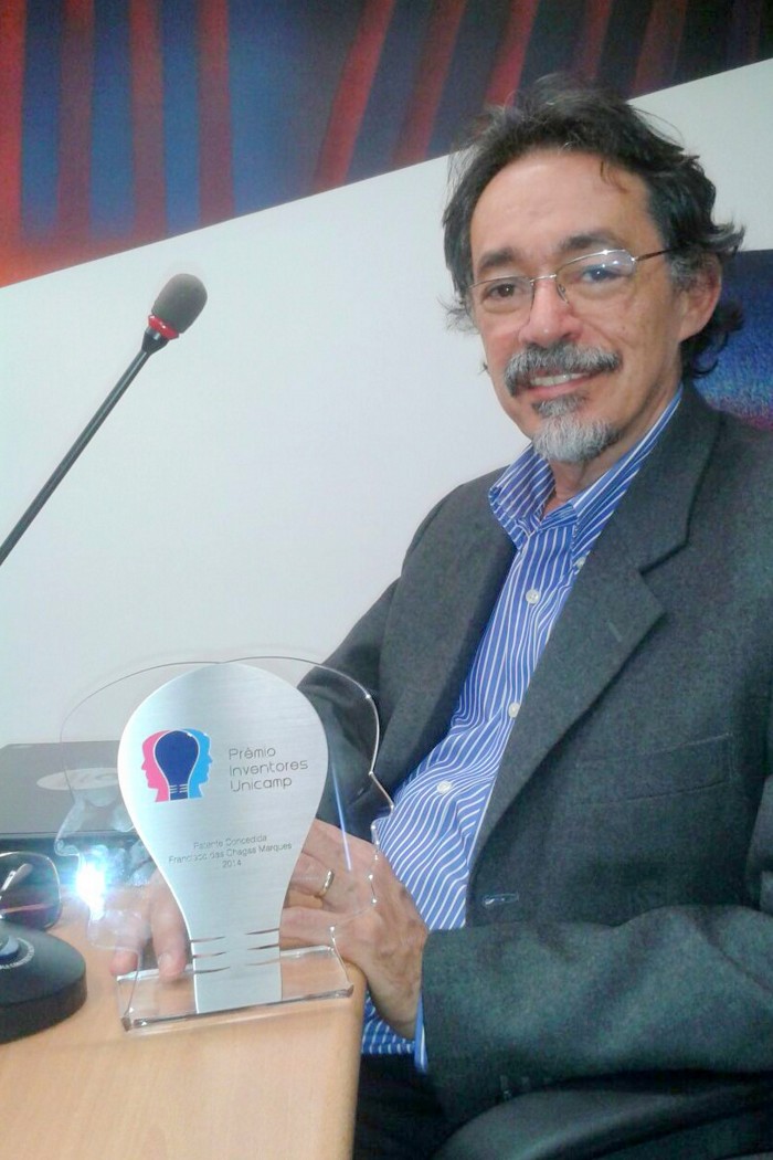O professor Francisco Chagas Marques e o prêmio recebido. 