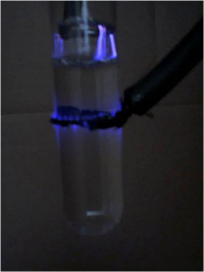 Foto mostrando um jato de plasma criado na água quando aplicada uma descarga DBD.