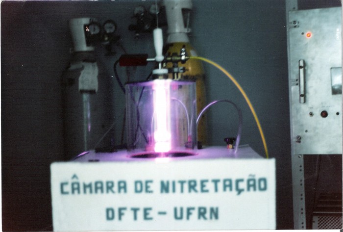 Primeiro equipamento de nitretação iônica construído na UFRN em 1985. 