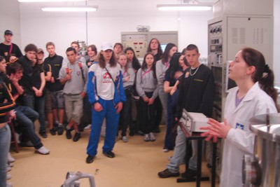 Turma visitando o LESTT da UCS.
