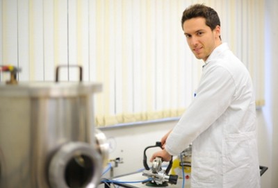 O aluno Felipe Cemin em laboratrio da seo UCS do Instituto. Crditos: Daniela Schiavo.