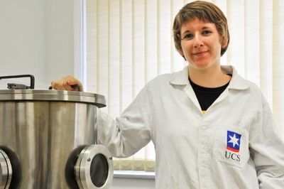 A estudante francesa em laboratrio da UCS. Crdito:Dani Schiavo.