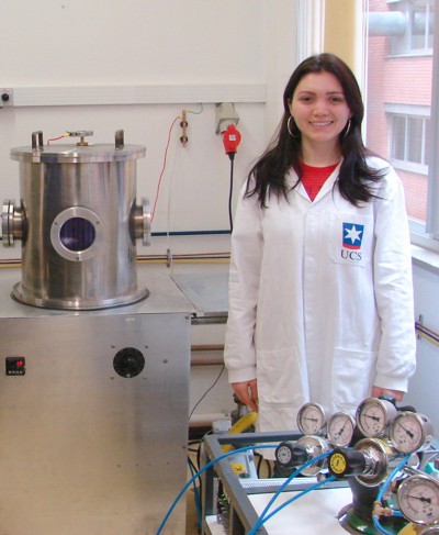 Estudante de Mestrado ao lado da oxidadora, que foi construda no laboratrio.