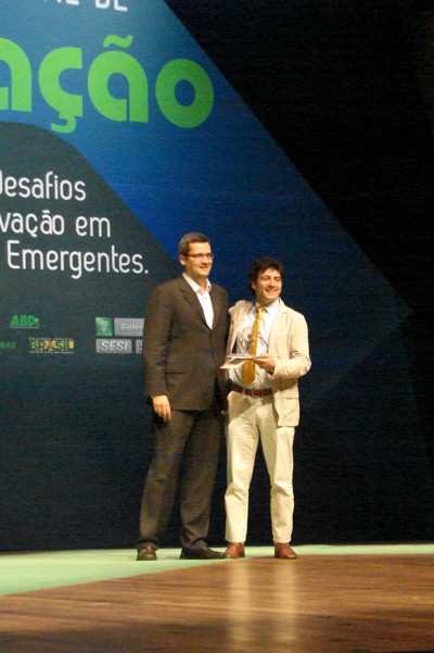 Gustavo Moreira, do SEBRAE RS, entregou o prmio para Figueroa.