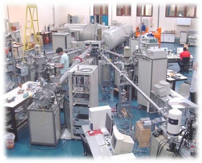 O acelerador Tandetron de 3 MV e as linhas de feixes de ons para anlise de materiais.