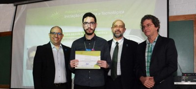 Na entrega do premio, reitor da UFMS, autor do trabalho e presidentes do CNPq e SBPC.