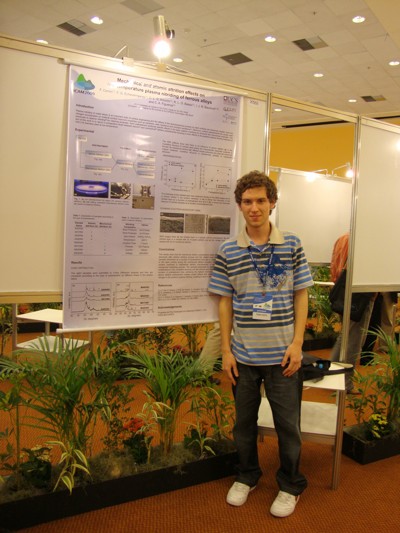 Estudante apresenta pster na ICAM.