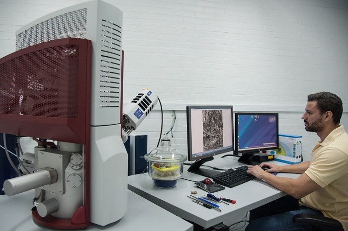 Técnico da UCS operando o microscópio eletrônico de varredura por efeito de campo. Crédito: Claudia Velho. 